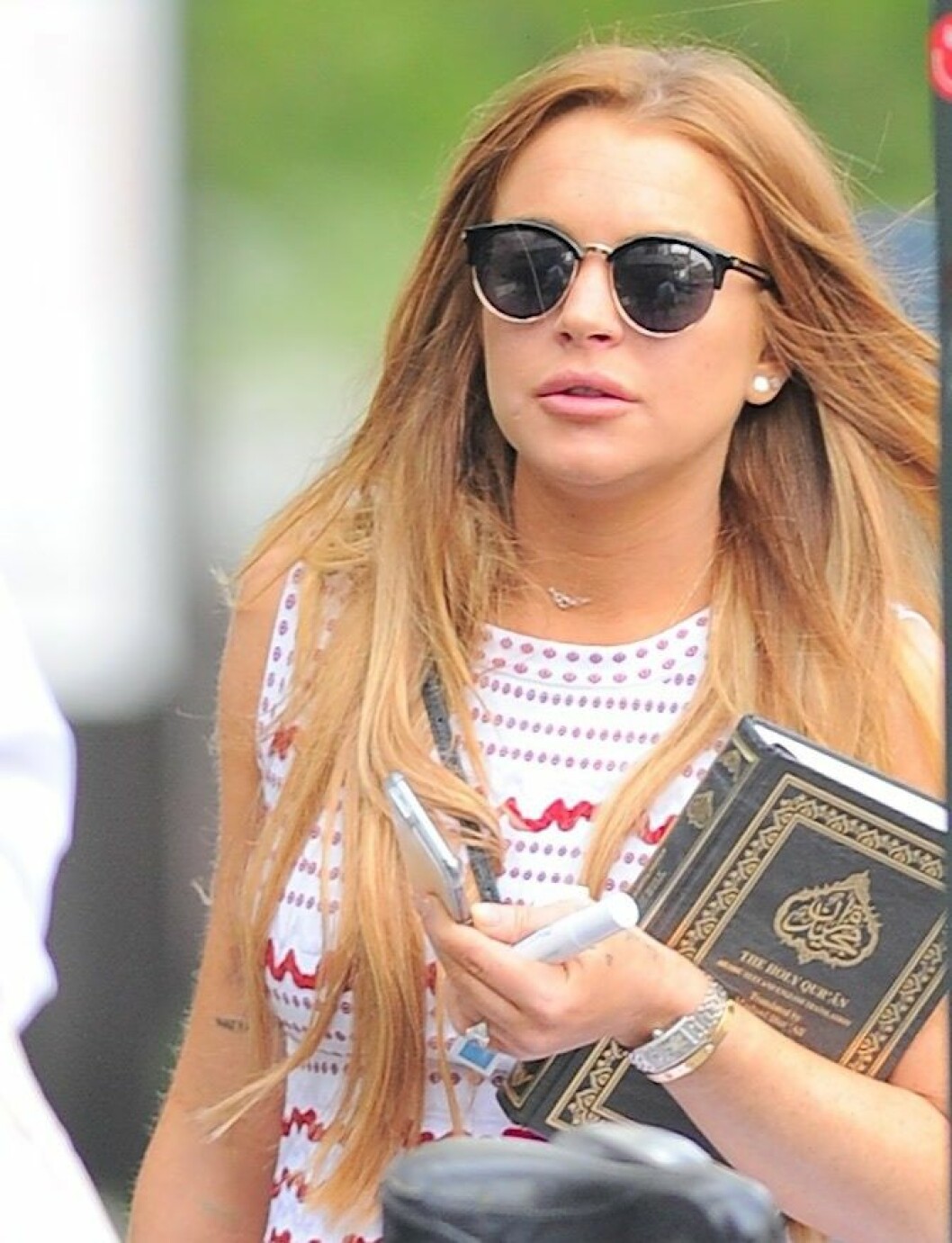 Lindsay Lohan bär på koranen.