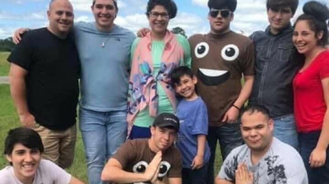 Hela Spencer och Sonyas familj samlade på bild.