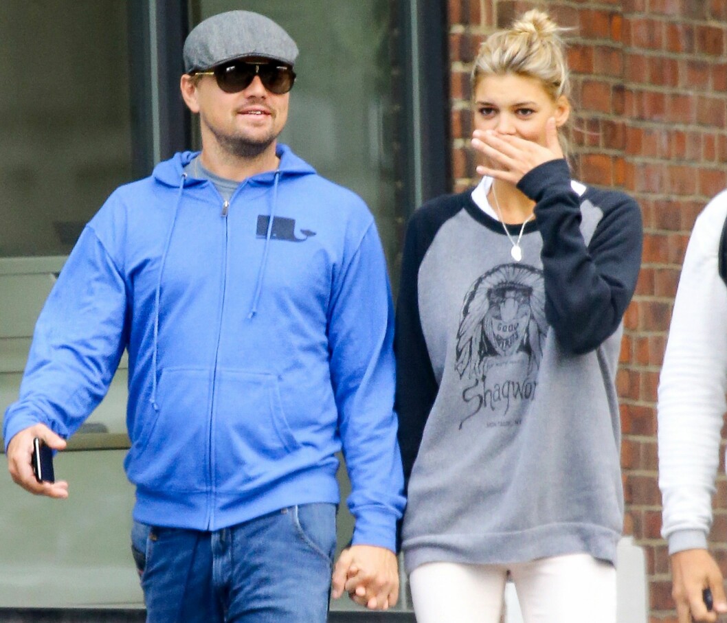 Leonardo DiCaprio och flickvännen Kelly Rohrbach har blixtförlovat sig. Foto: All Over Press EXCLUSIVE: Leonardo DiCaprio and Kelly Rohrbach are spotted hand-in-hand while taking a romantic stroll in Midtown, New York City Pictured: Leonardo DiCaprio and Kelly Rohrbach Ref: SPL1138074 270915 EXCLUSIVE Picture by: Felipe Ramales / Splash News Splash News and Pictures Los Angeles:310-821-2666 New York: 212-619-2666 London: 870-934-2666 photodesk@splashnews.com All Over Press
