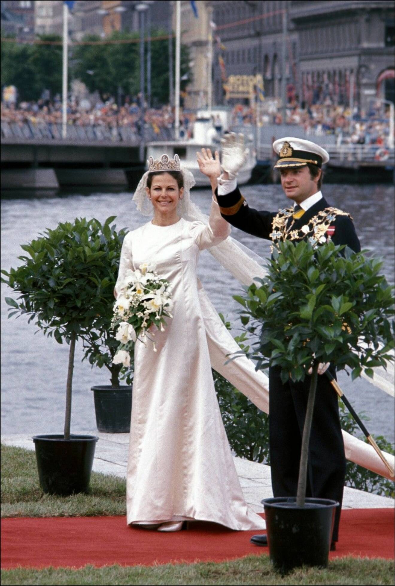 Drottning Silvia, 71Vår tyskättade drottning träffade kung Carl Gustav, 69, under OS 1972 och gifte sig med honom fyra år senare i en ganska enkel Dior-klänning som hon krönte med släktklenoder såsom Drottning Sofias slöja och Cameo diadem.