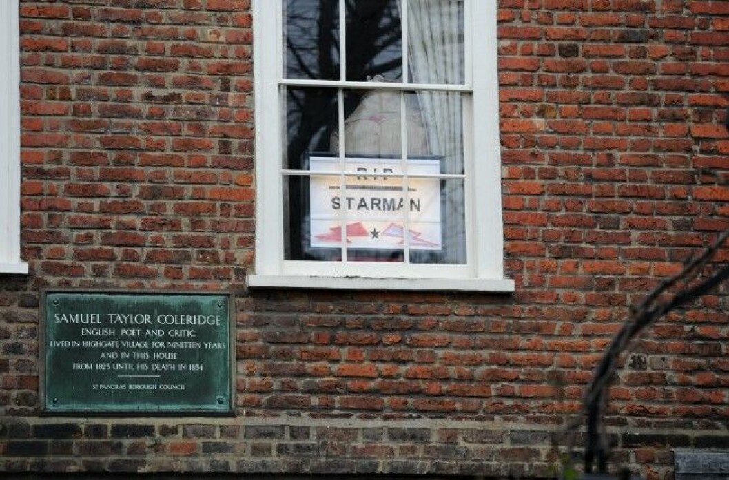 Det första Kate Moss gjorde efter att hon fått veta att David Bowie dött var att sätta upp en minnesplakett i fönstret i hennes lägenhet i London. Foto: IBL 8-17702972.jpg