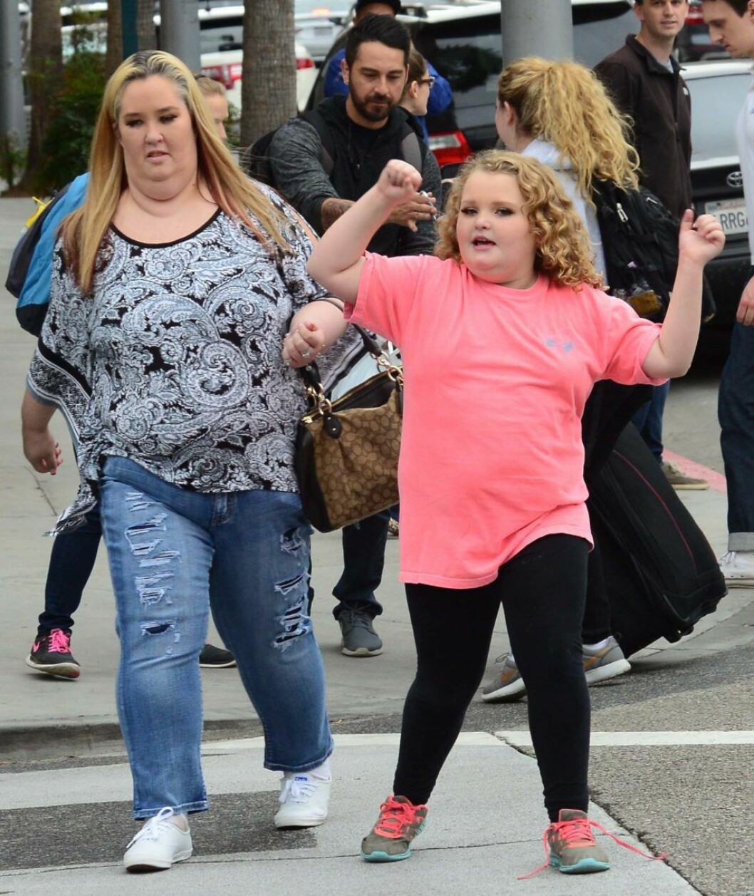 June före viktraset med sin sjövilda men tokhärliga unge “Honey Boo Boo”.