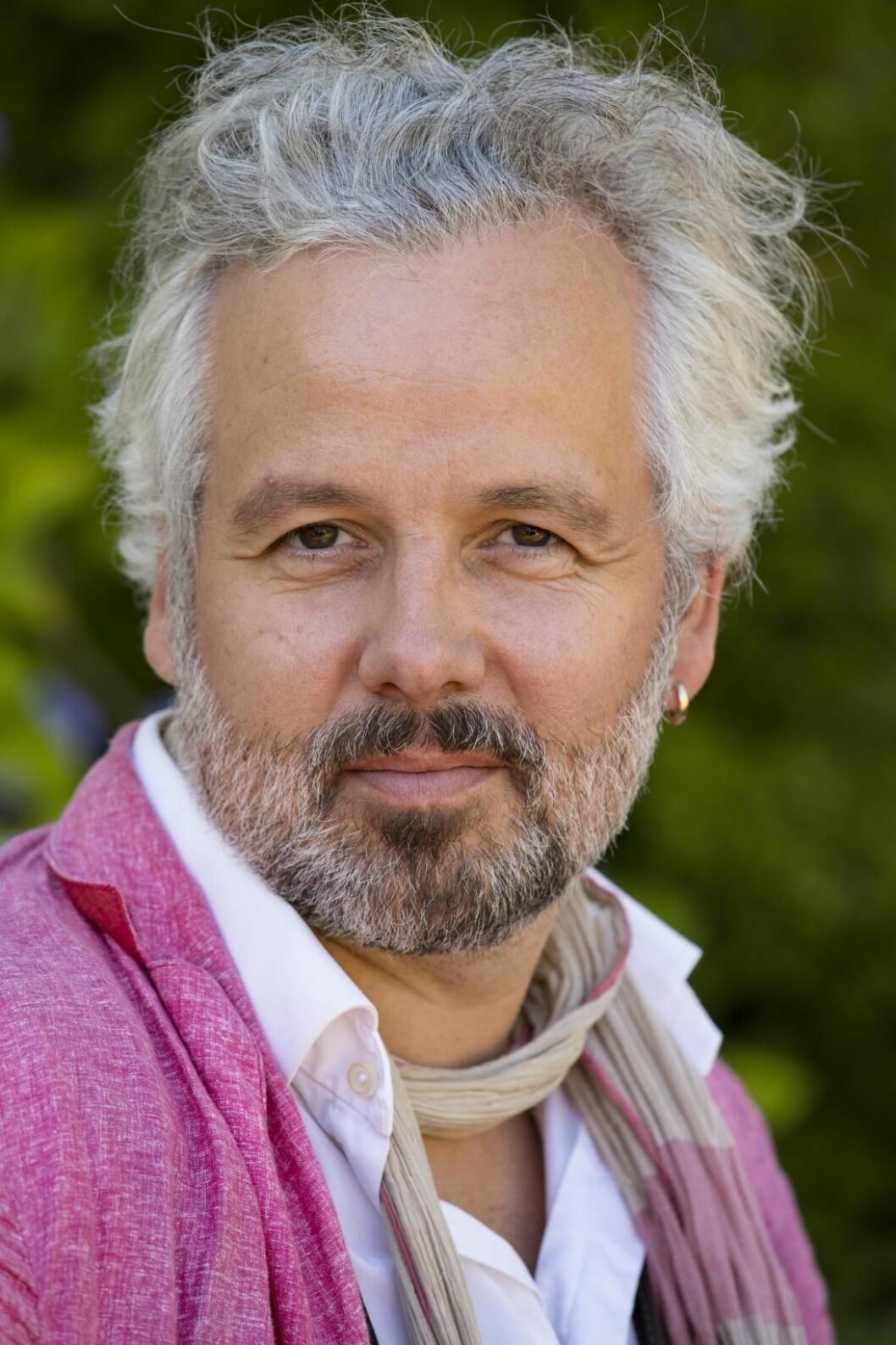 Den norska kungafamiljen sörjer Ari Behn och minns honom med värme. Ari Behn