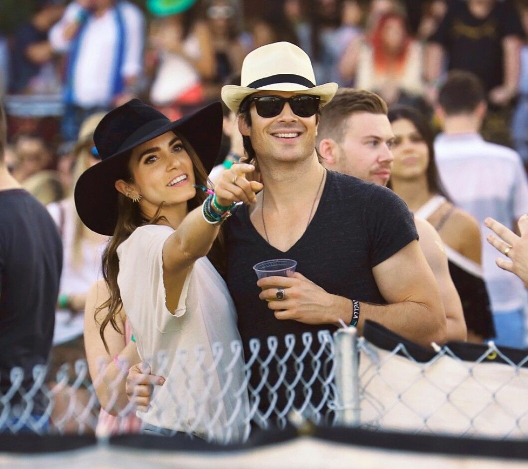 Foto: All Over Press Nikki Reed and fiance' Ian Somerhalder kiss like crazy while watching a show at Coachella in Indio, CA.
