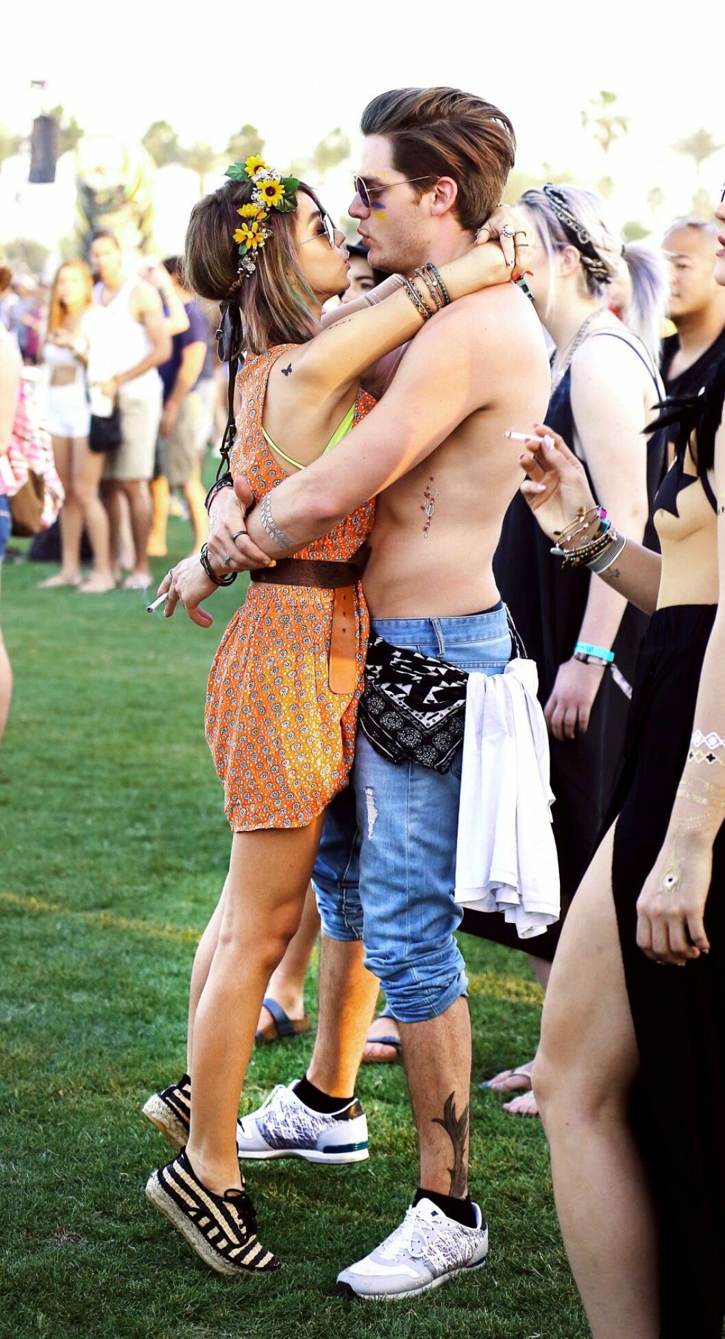 Foto: All Over Press Sarah Hyland and boyfriend Dominic Sherwood share a cute kiss while attending Coachella in Indio, CA.