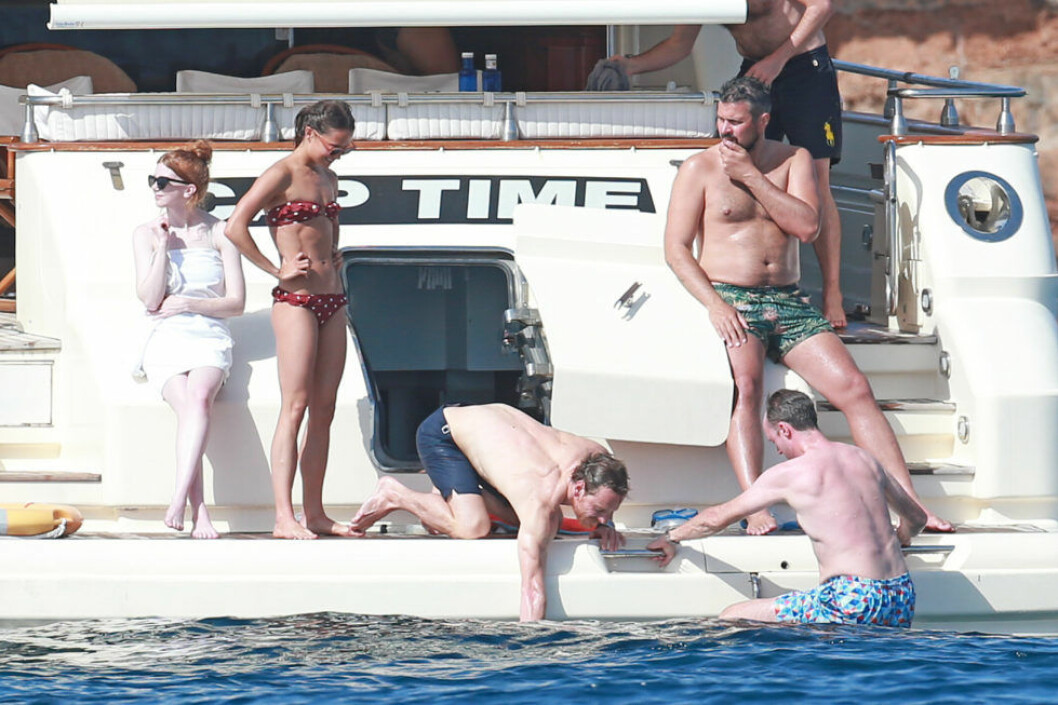 Alicia, pojkvännen Michael Fassbender och deras vänner såg ut att ha roligt tillsammans.