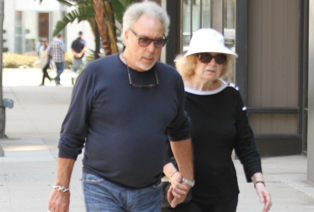 Tom Jones med sin bortgångna fru Linda. Tom Jones takes his wife a medical buidling in Beverly Hills, CA
