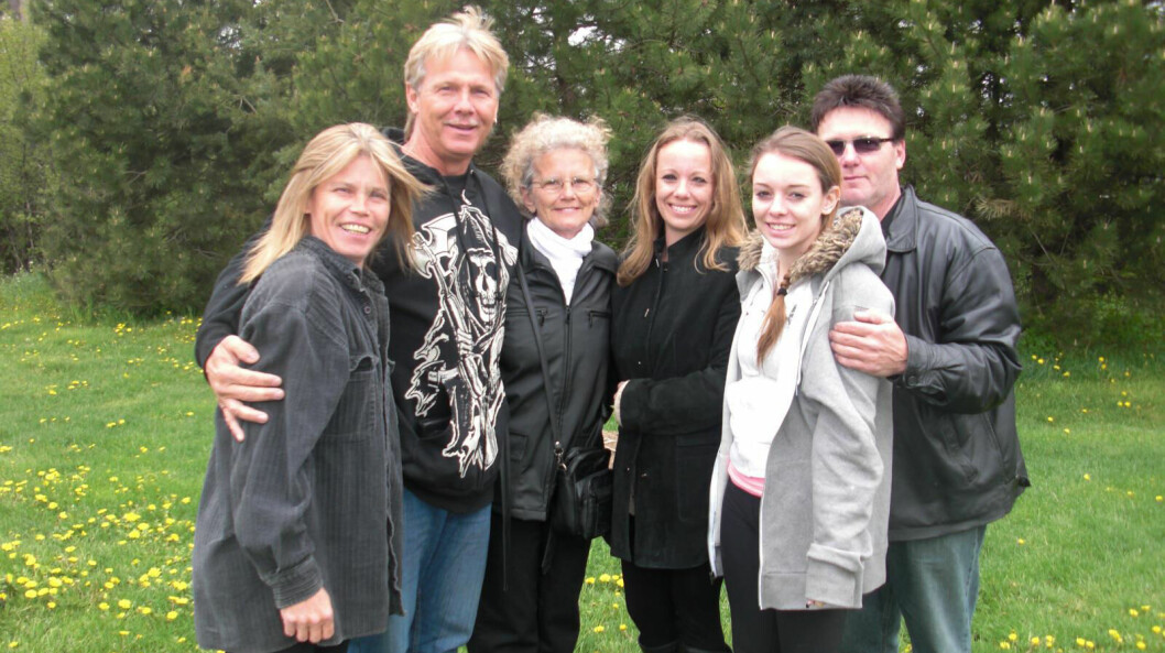 <strong>Jim med sin syster och mamma och träffade Nicole (fjärde fr. v.) och hennes familj i maj 2013.</strong> Jim och hans syster träffade Nicole och hennes familj i maj 2013.