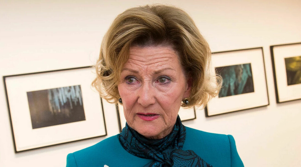 Drottning Sonja förd i ambulanshelikopter – inlagd på sjukhus