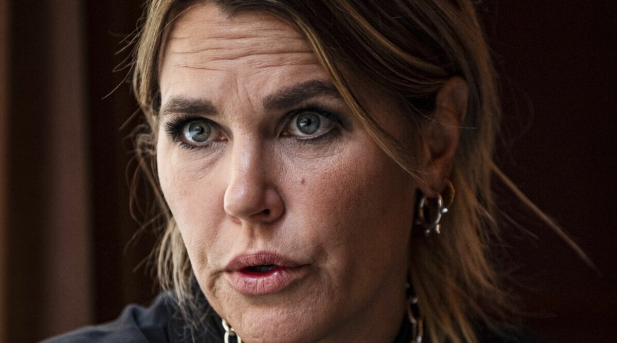Mia Skäringer på sjukhus – ramlade ner i ett avloppsrör: ”Jävla metallskena i ryggen”