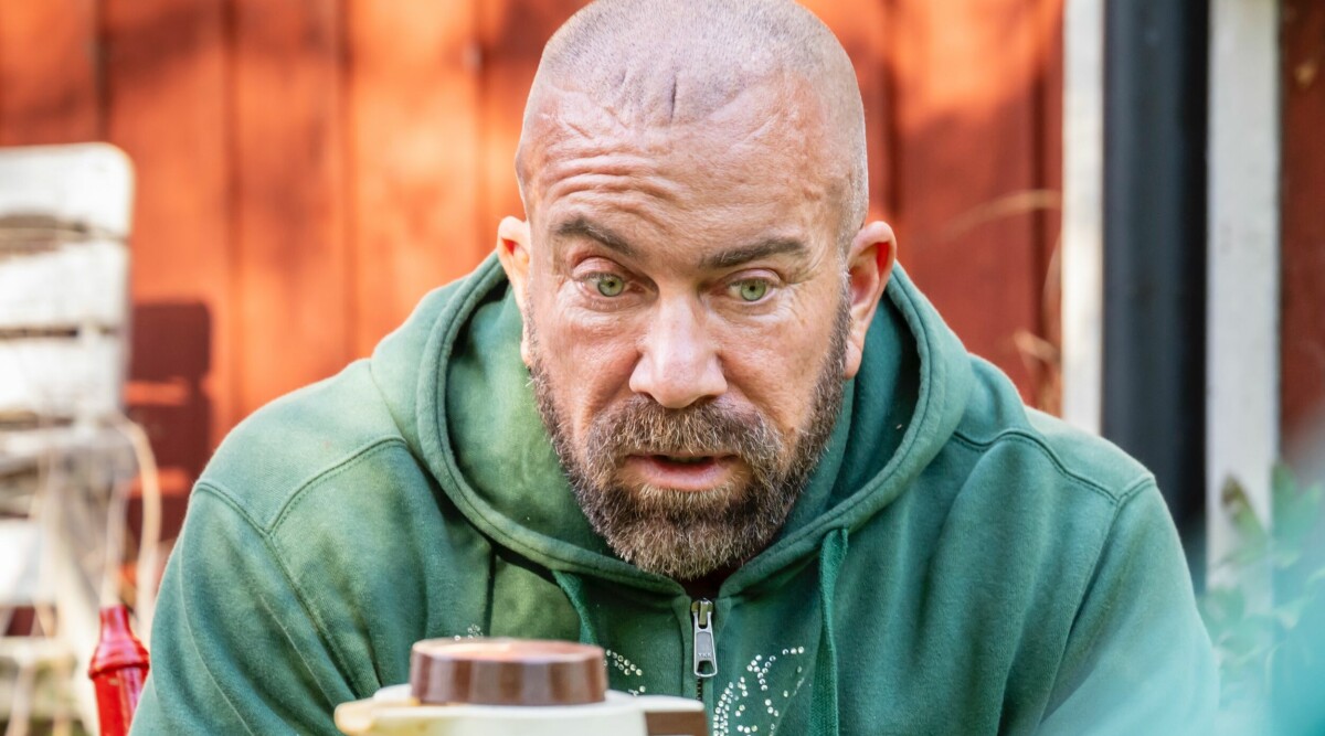 Jan Emanuel har flyttat ifrån hustrun – därför bor han hos sin mamma