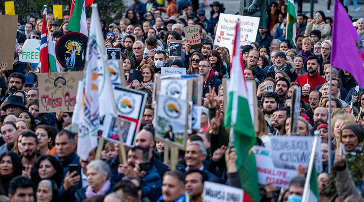 Dödssiffran i Iran stiger – iranska styrkor har belägrat universitetet