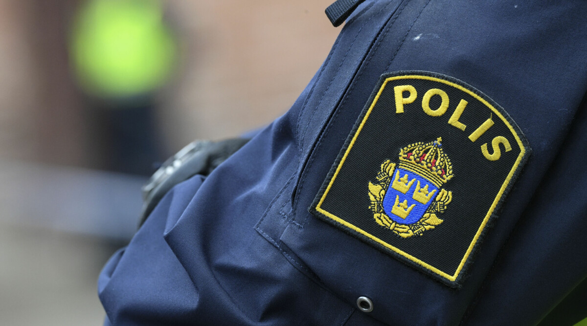 Polisen skrek ”horunge” efter den unga mannen – den utsatta 17-åringen kliver nu fram