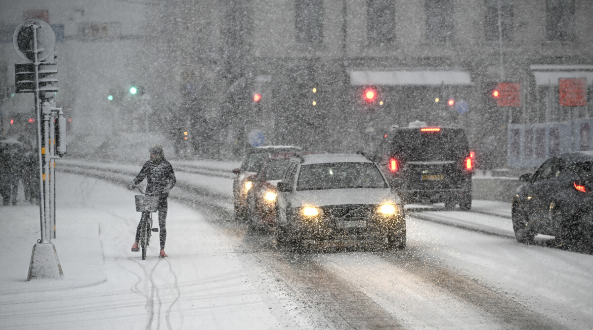 Snökaoset fortsätter: Uppmanar att stanna inne under måndagen