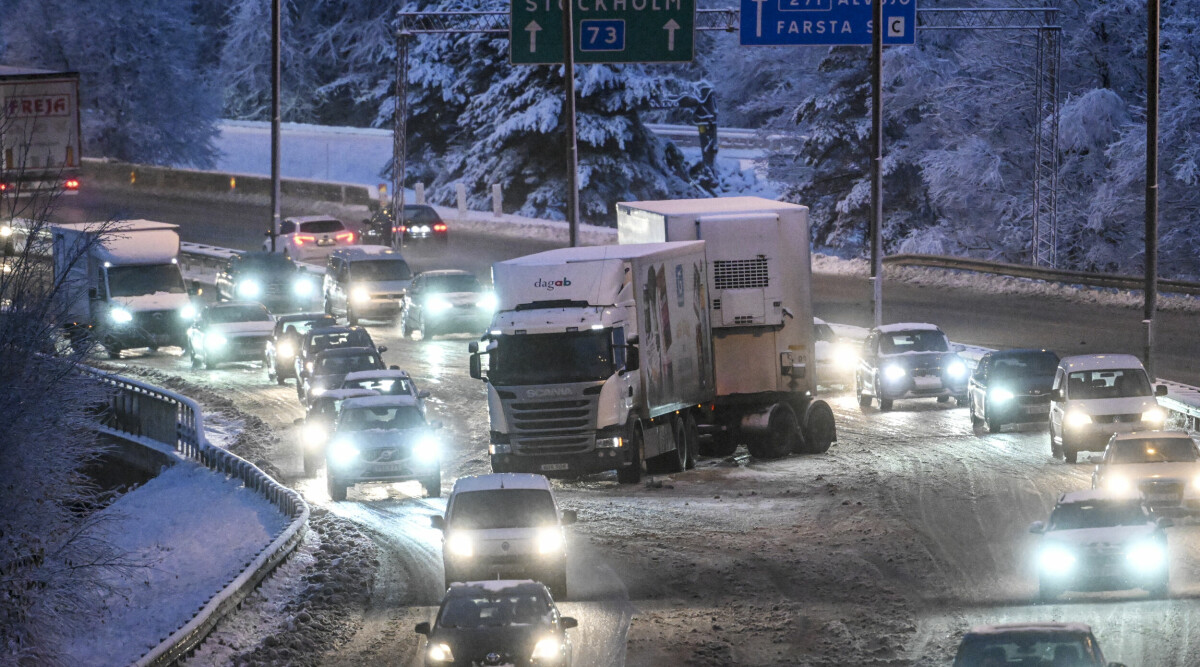 Snöovädret drar norr ut – polisens varning: stanna hemma