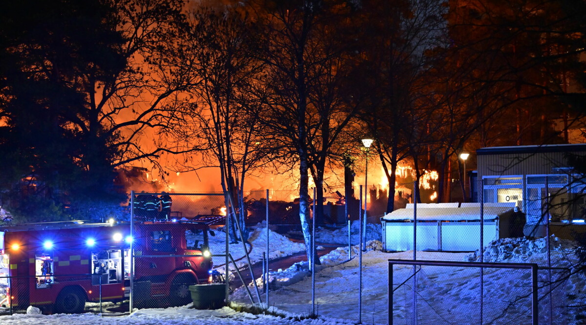 Storbrand i skola i södra Stockholm: ”Det är kaos”