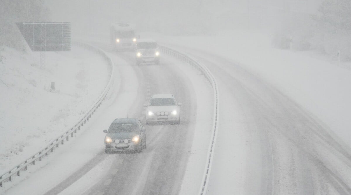 Vädervarningen: Snön ställer till det i morgontrafiken