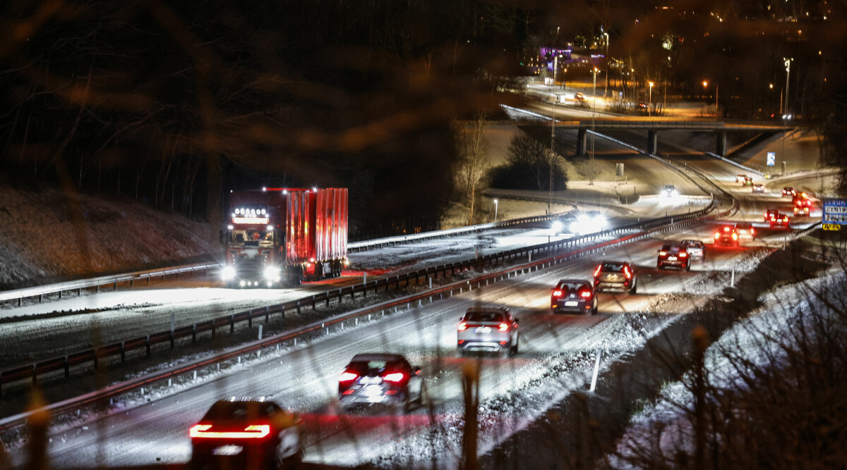 Halka och kraftigt snöfall i morgontrafiken – flera olyckor har inträffat