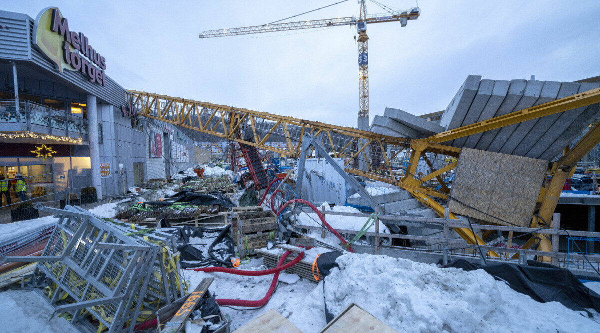 Kvinna död efter att kran vält över köpcentrum i Norge