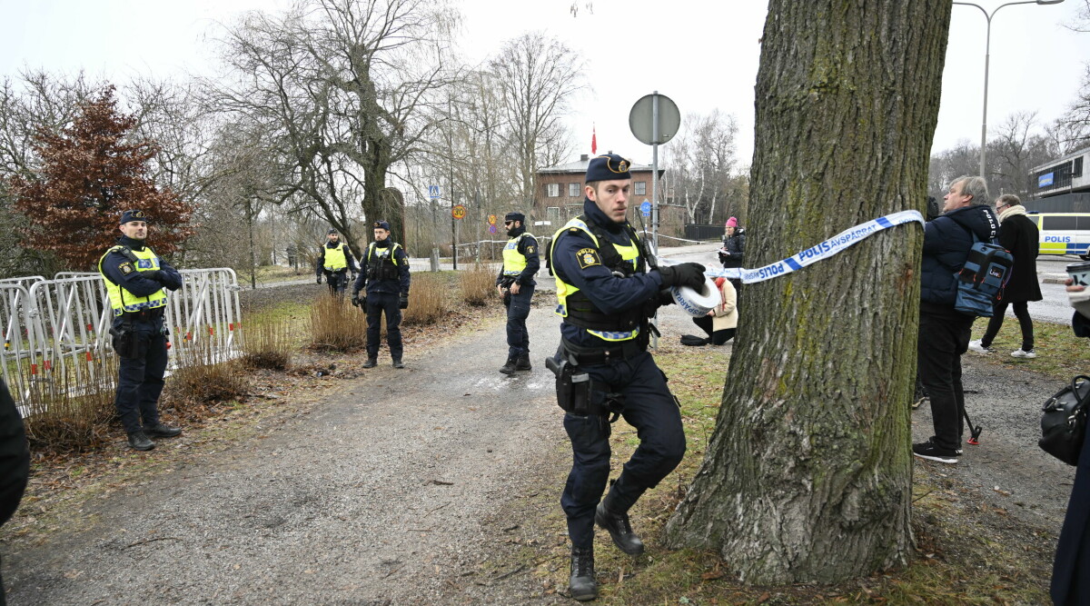 Polisen: Koranen får inte brännas – men andra heliga skrifter går bra