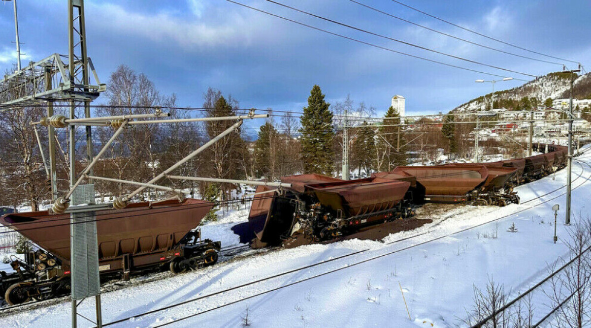 Tåg med 1000 ton svensk malm har spårat ur