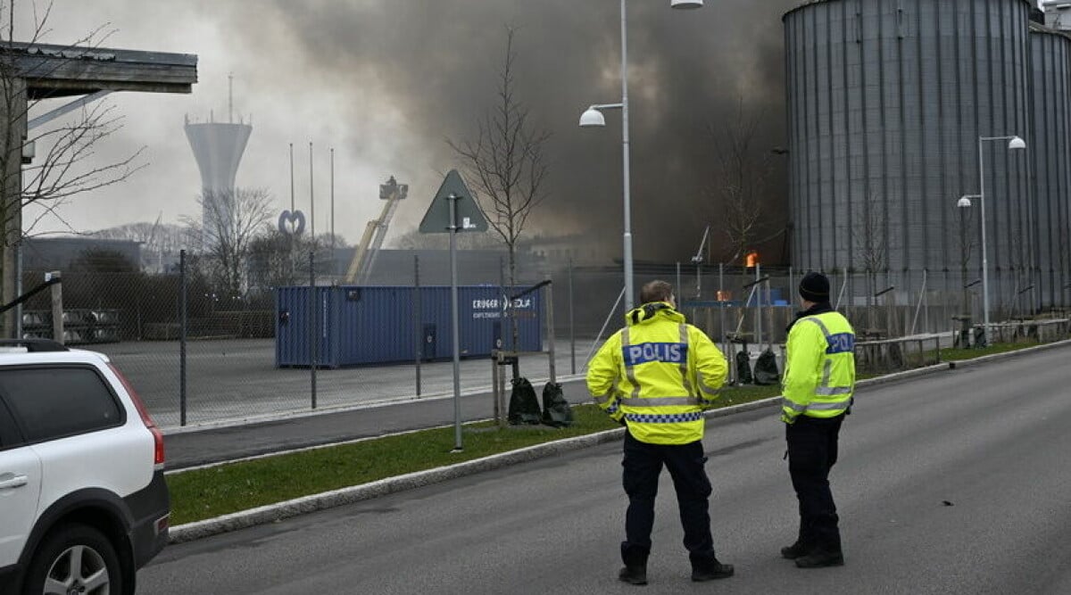 VMA-larm vid storbrand i industrilokal: ”Obehaglig svart rök”