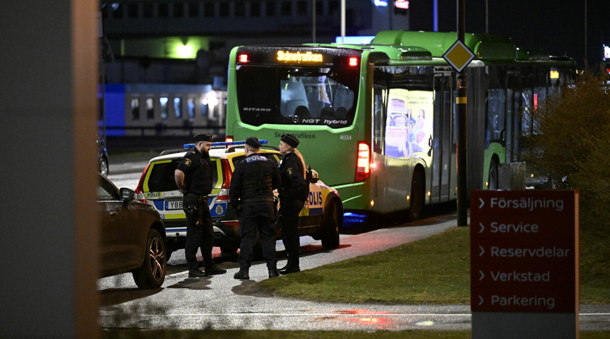 Flicka knivskuren under rån ombord på buss – förd till sjukhus