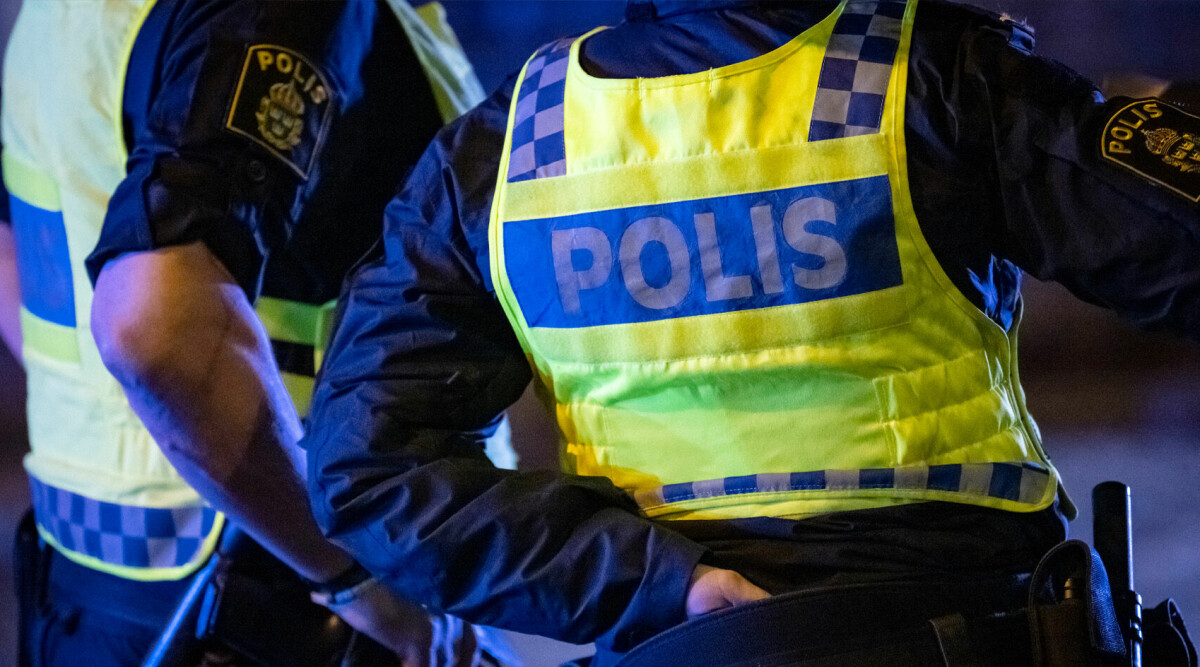 Polis svårt skadad i frontalkrock: ”Krisstöd”