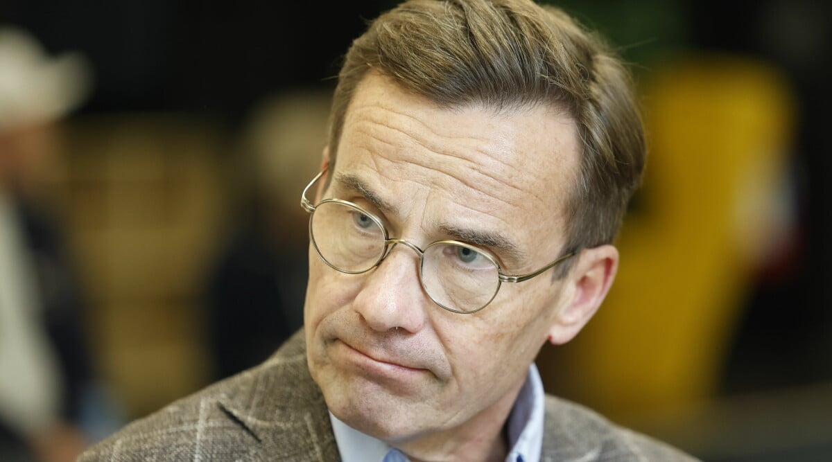 Här syns statsminister Ulf Kristersson med modellen – fångade på bild