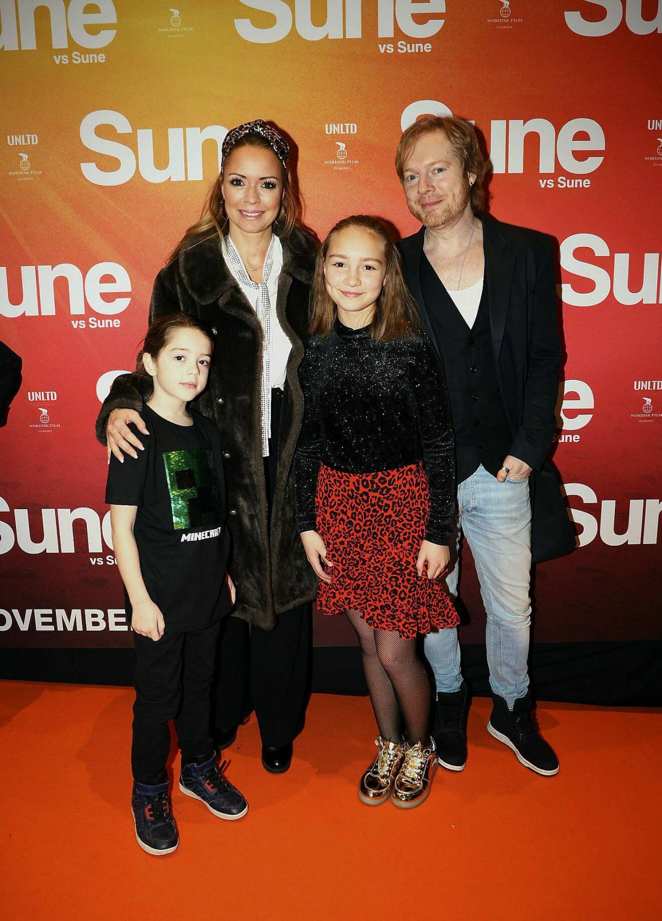 Anna Sahlene med familjen på biopremiären av filmen Sune vs Sune år 2018. Dottern Lily spelar rollen som Sofie, Sunes förälskelse, i filmen.
