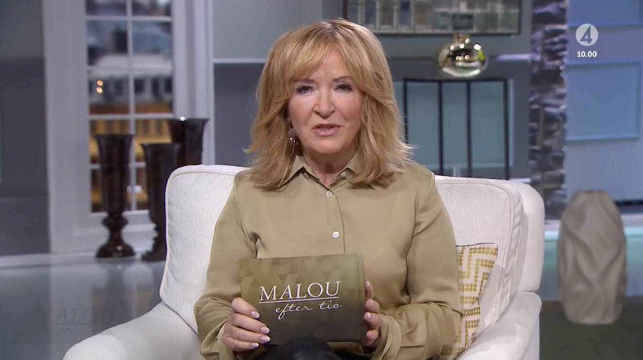 Här välkomnar programledaren Malou von Sivers tittarna till avsnitt av Malou efter tio som sändes hösten 2021.