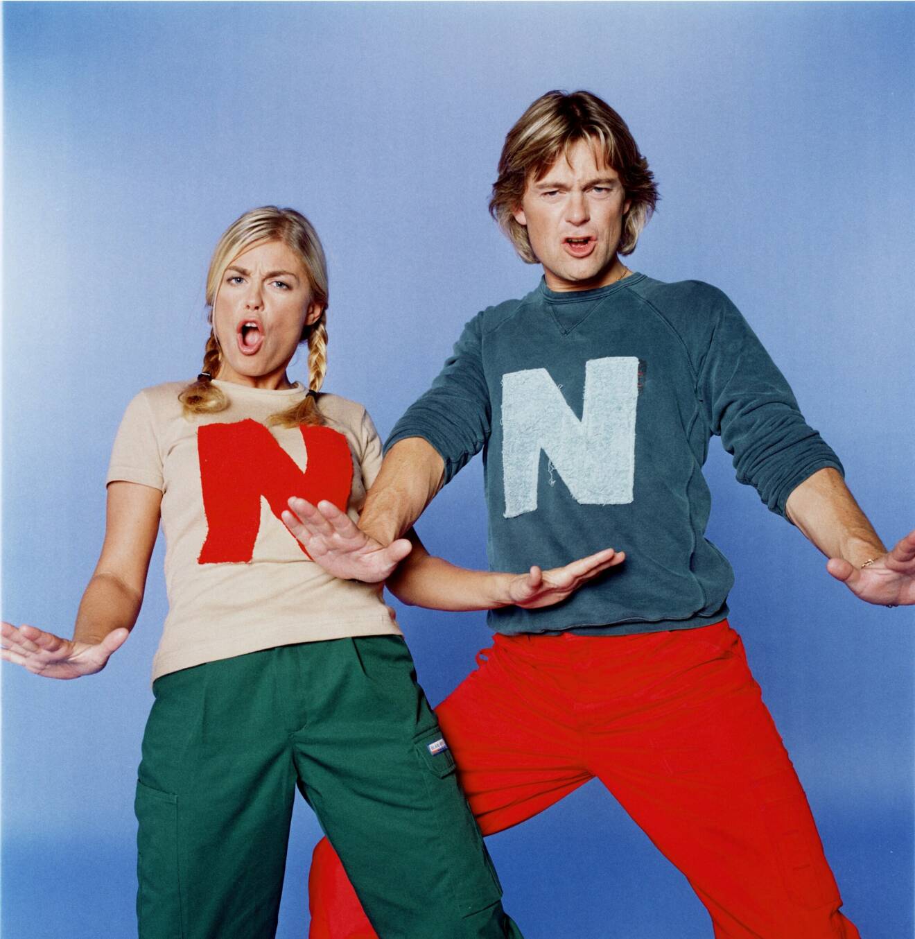 Pernilla och Niclas hade båda tröjor med ett stort emblem av bokstaven ”N” i tv-programmet Nicke &amp; Nilla. Coolt!