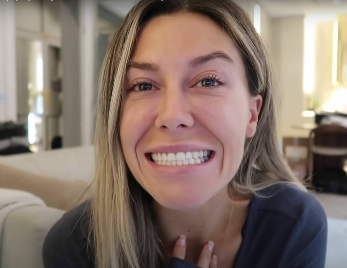 Bianca Ingrosso visar upp resultatet av tandregleringen i sin vlogg.