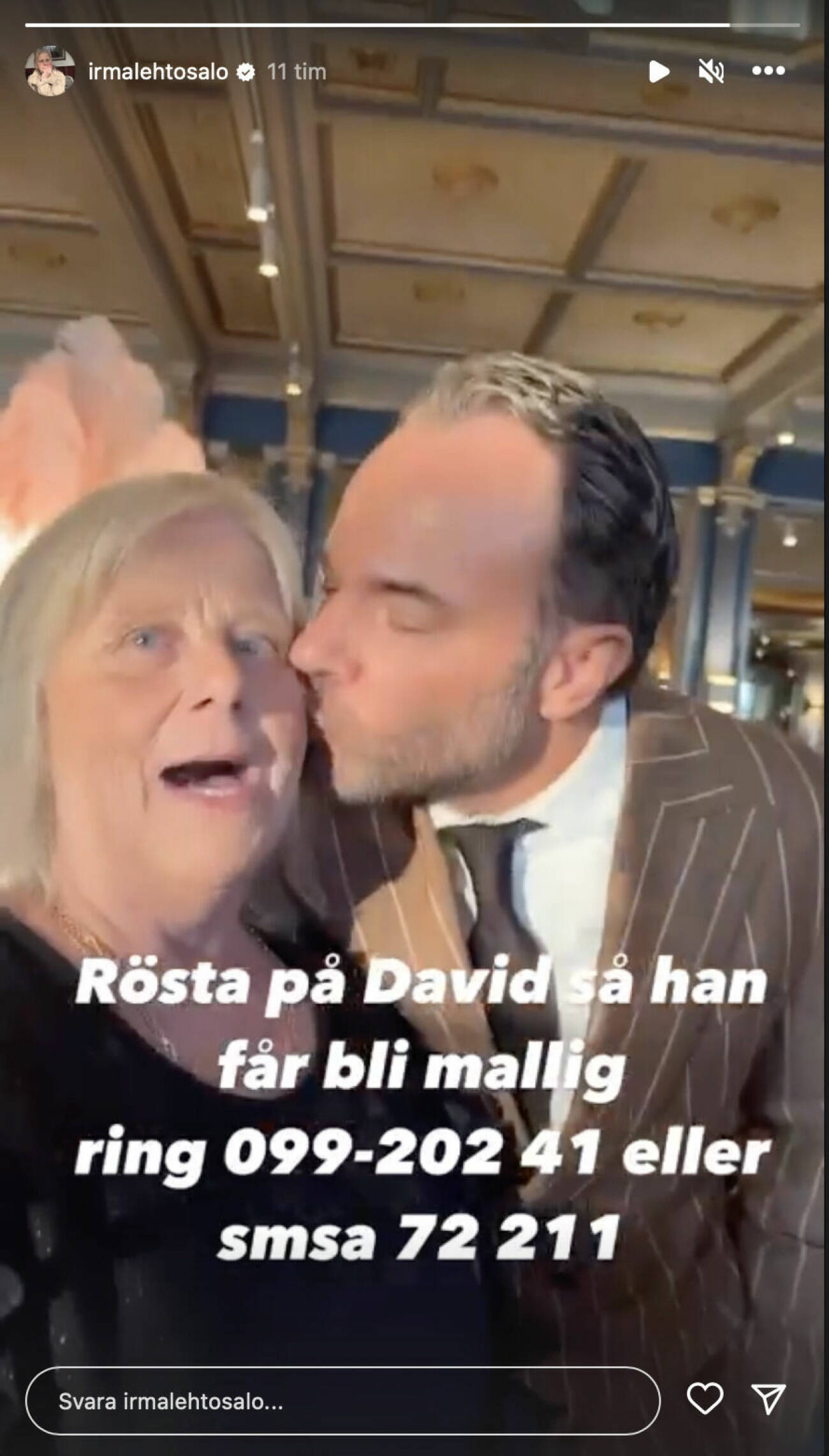 Irma Lehtosalo får en puss på kinden av David Hellenius.
