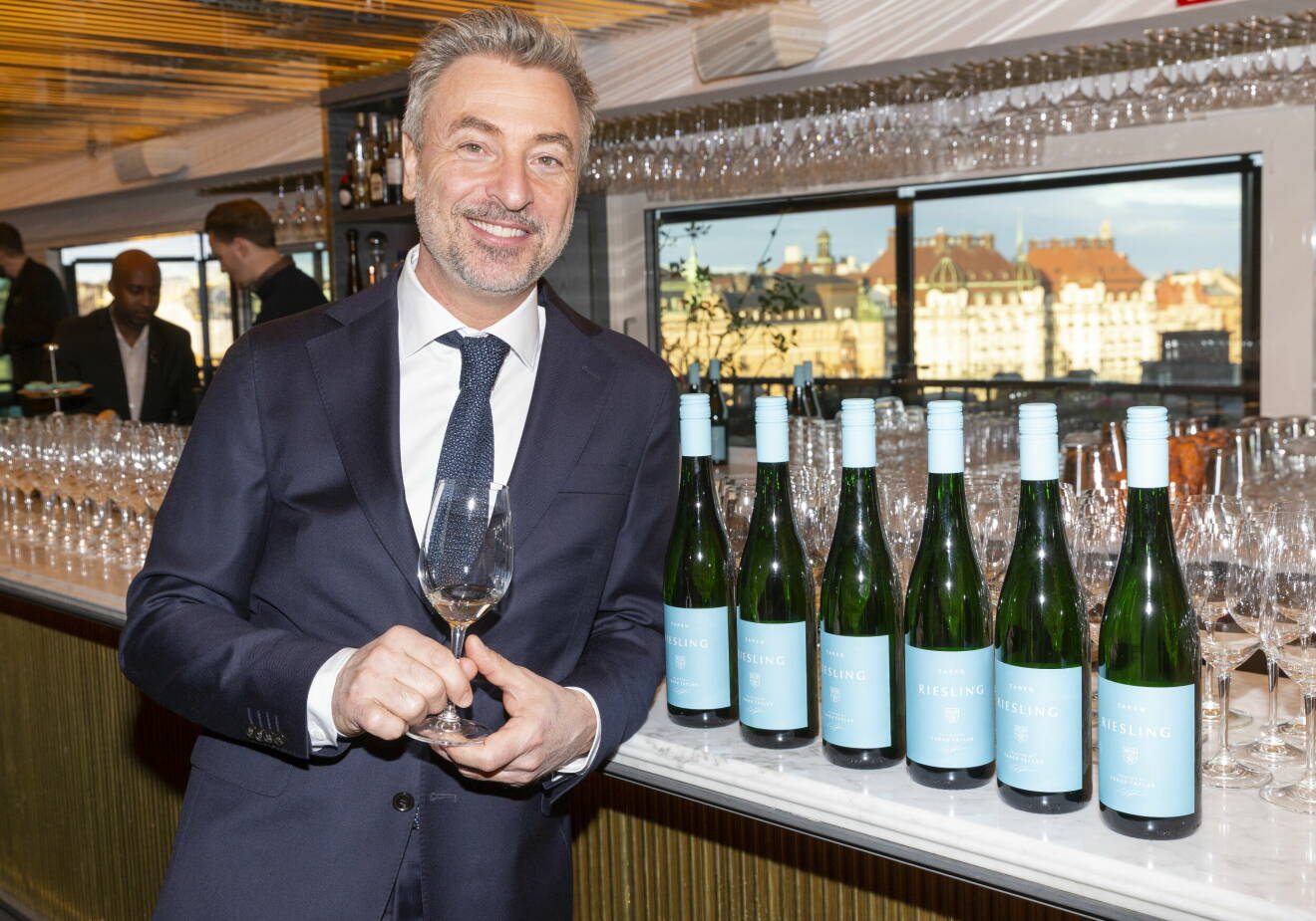 Tareq Taylor lanserade vinet Tareq Riesling med ett intimt event på Bank Hotels takvåning Le Hibou den 28 mars 2022.