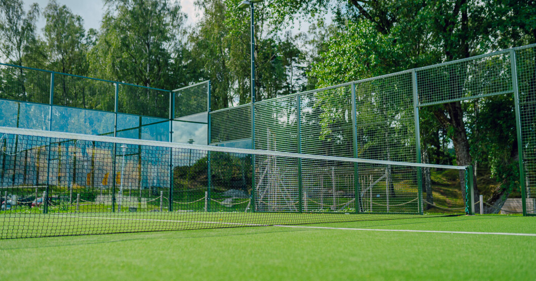 Om du inte orkar stå och slå på golfbanan kan du spela padel istället. Padelbana