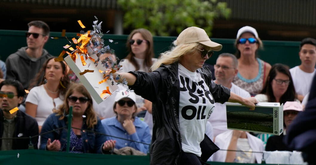 A Just Stop Oil-demonstrant stormar Wimbledon. Klimataktivister stormade Wimbledon – tre gripna