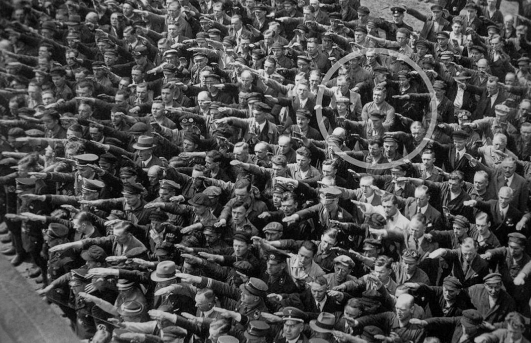 Foto: <a href="http://rarehistoricalphotos.com/lone-man-refusing-nazi-salute-1936/" target="_blank">rarehistoricalphotos</a> A lone man refusing to do the Nazi salute, 1936