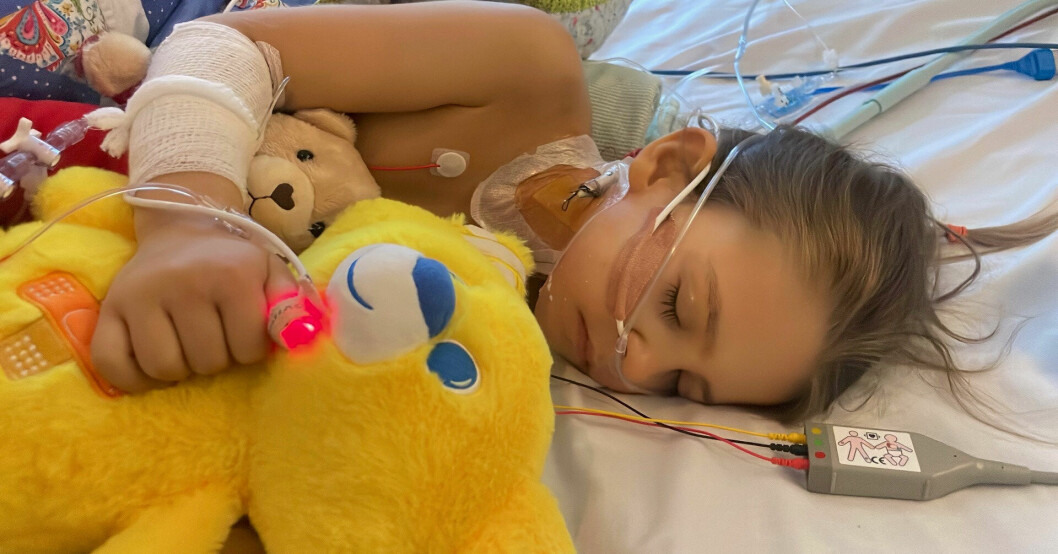 Esmees njurar kollapsade och 6-åringen tvingades genomgå dialys och ta mediciner. Esmee i sin sjukhussäng med flera slangar kopplade till sig.
