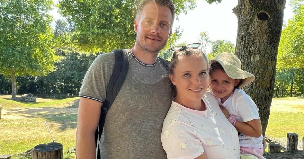 Esmee tillsammans med sin mamma och pappa.