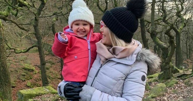 Esme tillsammans med mamma Betty som är tacksam för att sjukvårdspersonalen räddade livet på hennes dotter. Esme tillsammans med mamma Betty.