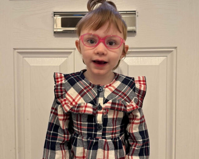 lider av anemi, stelhet, muskelsvaghet, epilepsi och allvarliga hjärnskador, men har trotsat läkarnas odds. Minnie-Mae.