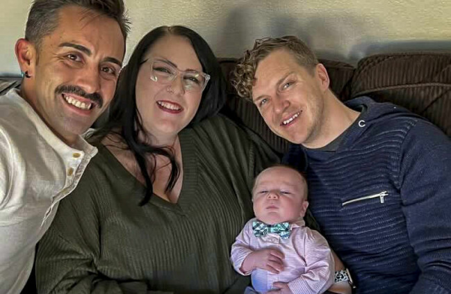 Hela familjen samlad. Lilla Tristan tillsammans med sina pappor och mamma/faster. Hela familjen samlad. Lilla Tristan tillsammans med sina pappor och mamma/faster.