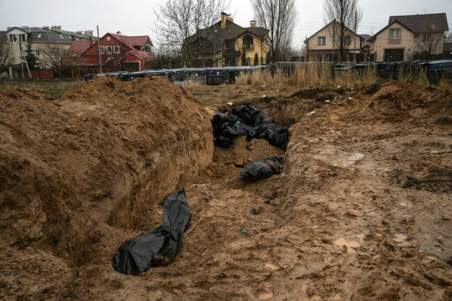 En massgrav som upptäcktes i Butja utanför Kiev efter att de ryska styrkorna dragit sig tillbaka därifrån. Bilden togs den 3 april förra året.