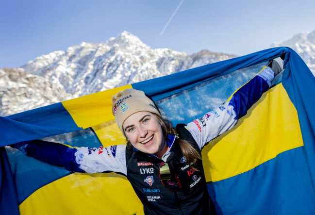 Sveriges Ebba Andersson jublar efter guldet på damernas tremil vid skid-VM i Planica, Slovenien.