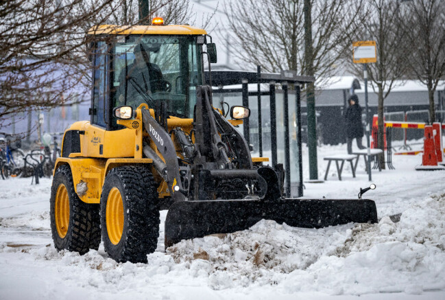 En hjullastare röjer snö vid stationen i skånska Höör på tisdagen.