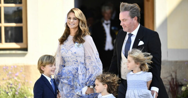 Prins Nicolas, prinsessan Madeleine, prinsessan Adrienne, Christopher O'Neill och prinsessan Leonore på besök i Sverige i samband med prins Julians dop i Drottningholms slottskyrka i augusti 2021.