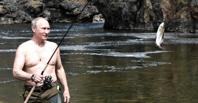 Vladimir Putin under en fiskeresa i Sibirien 2017.