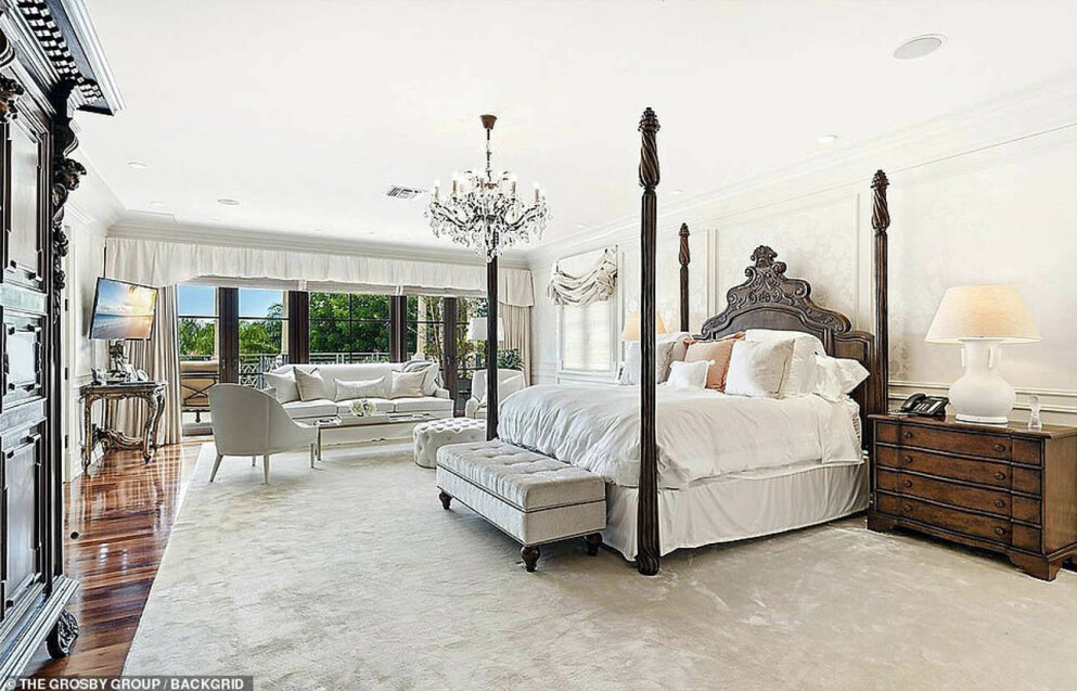 <strong>Här är Ivanka Trumps och Jared Kushners sovrum. Paret köpte villan för 24 miljoner dollar.</strong> Sovrummet i Ivanka Trumps villa är stort och luftigt.