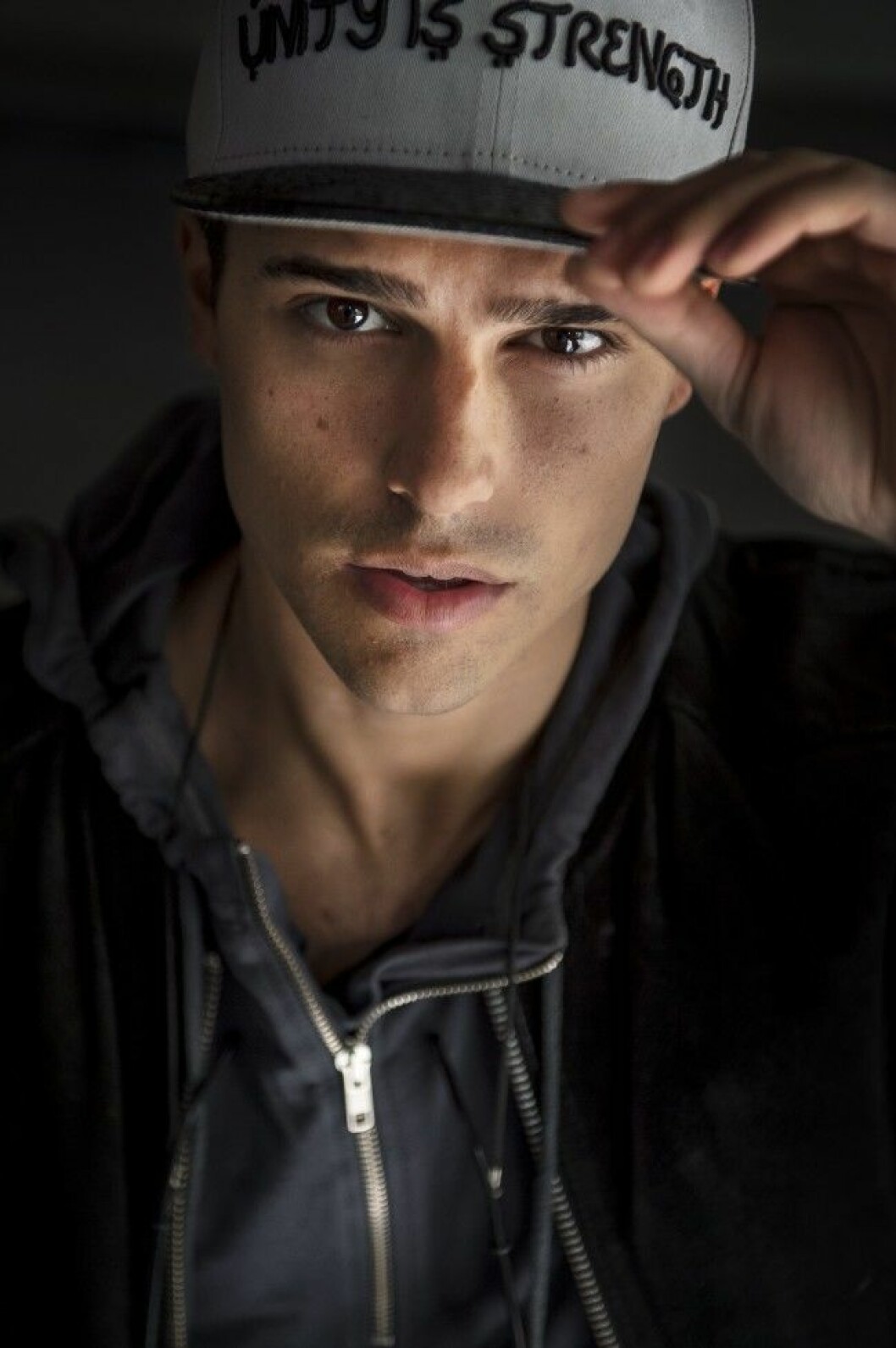 Eric Saade hittar stöd hos flickvännen.